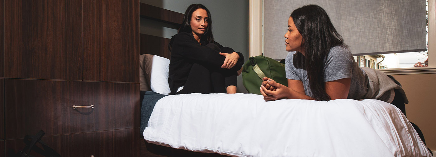 woman talking to another patient about personality disorders and addiction at Sunrise Detox Duluth